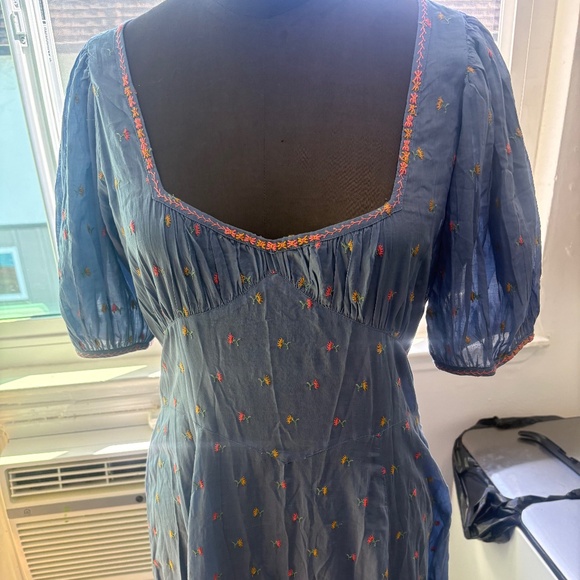 Dôen Tetra dress in Ciel Carnation Embroidery Size Large